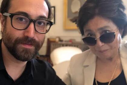 Sean Ono Lennon junto a Yoko Ono