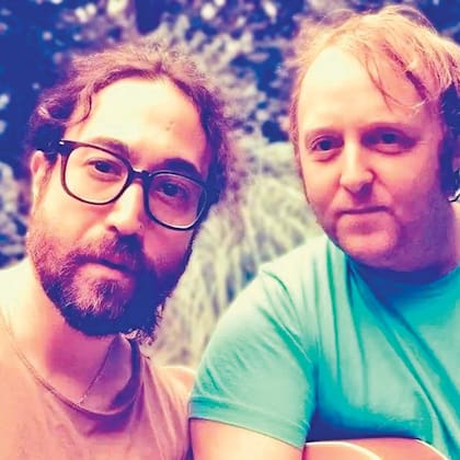 Sean Ono Lennon y James McCartney juntos, como lo estuvieron sus padres seis décadas atrás.