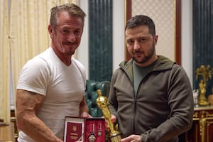 Sean Penn le prestó un premio Oscar a Zelensky hasta que Ucrania “gane la guerra”