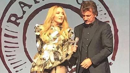 Sean Penn esposó a Madonna sobre el escenario