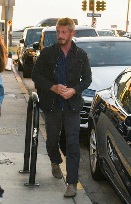 Sean Penn llegó al encuentro con un look relajado