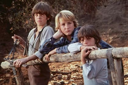 Sean Penn participó como extra en el episodio 11 de la primera temporada, “La Voz de Tinker Jones”, dirigido por su padre, Leo Penn