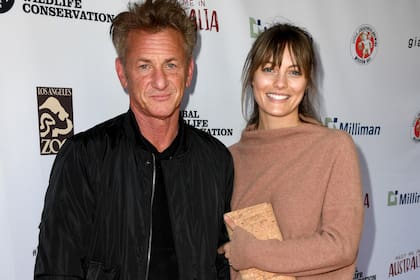 Sean Penn y su última esposa Leila George en un evento en Los Ángeles