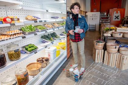 Sean Van Doornum compra en Precycle, una tienda de comestibles con cero residuos y cero embalaje en el distrito de Bushwick de Brooklyn, Nueva York