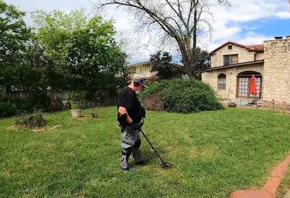 Sean Ward recorre casas de distintos barrios de San Antonio con su detector de metales en busca de nuevos hallazgos