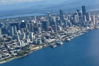 Seattle es la ciudad más grande del estado de Washington y una tecnológica, con las sedes centrales de Microsoft y Amazon, entre otras empresas.
Está en el noroeste del Pacífico y cuenta con miles de acres de áreas verdes.