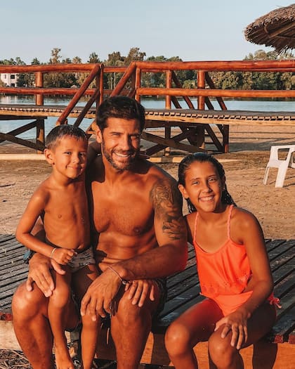 Seba Domínguez, con sus hijos Manu y Emi