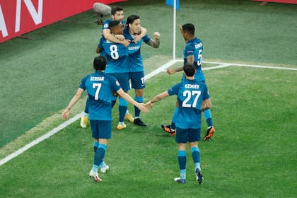 Sebastián Driussi festeja con sus compañeros el gol de Zenit, de Rusia, que sin embargo perdió 2-1 contra Borussia Dortmund por la Champions League y quedó eliminado.