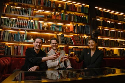 Seba García, Flavia Arroyo y Ludovico de Biaggi, bartenders amantes del Negroni.
