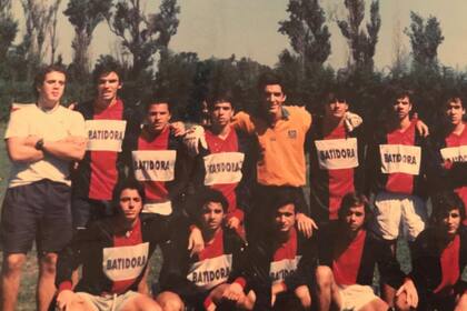 Sebas y José en su equipo de fútbol de la época universitaria: La Batidora