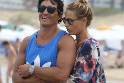 Sebastián Estevanez y su mujer Ivana Saccani, acaramelados en la playa
