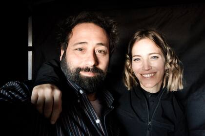 Sebastián Mogordoy y Luisana Lopilato, en La corazonada, por Netflix