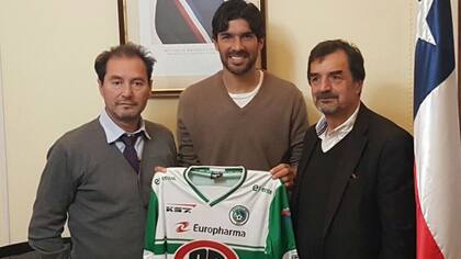 Sebastián Abreu, con su nueva camiseta