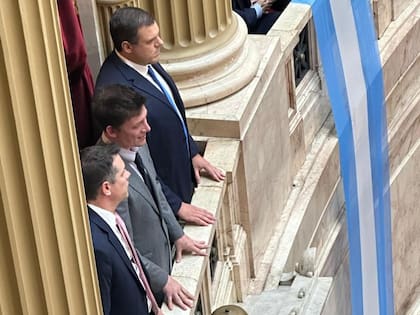 Sebastián Amerio, Santiago Caputo y el Gordo Dan, en la apertura de sesiones del domingo, una imagen que no se vio en la transmisión