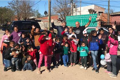 Con su ONG "1 km, 1 sonrisa", Sebastián ayuda a tres comedores a los que asisten más de 200 chicos y chicas que reciben alimentos y contención familiar y escolar