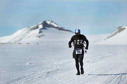 Sebastian participa en ultramaratones bajo condiciones extremas, de frío o calor, como el Polo Sur donde corrió 50 kilometros