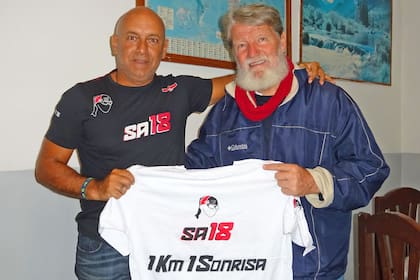 El ultramaratonista cumplió varios sueños, entre ellos, cuando le entregó su libro al padre argentino Pedro Opeka que misiona en Madagascar