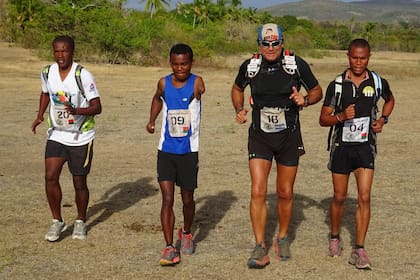 Cuando Armenault corrió su primera carrera de dos kilómetros a los 40 años terminó extenuado. Hoy, ya lleva corridos más de 23 mil kilómetros por todo el mundo
