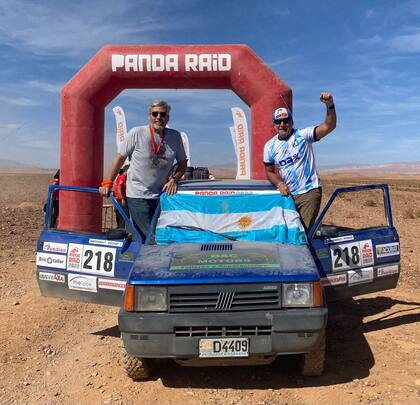 Sebastián Armenault y su copiloto, Enrique Pochat, a pura emoción en la llegada, con la bandera argentina bien arriba (Instagram @sebasarmenault)