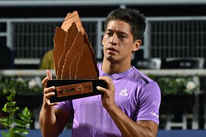 Sebastián Báez con el trofeo del Chile Open, el sexto título de su carrera