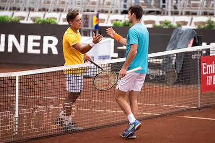 Sebastián Báez saludando a Juan Ignacio Londero luego de vencerlo en los 8vos de final del ATP de Santiago. 