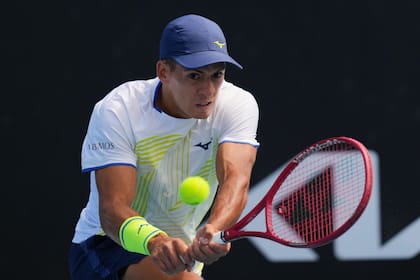 Sebastián Báez y su revés de dos manos en el duelo contra Luciano Darderi (AP Photo/Dar Yasin)