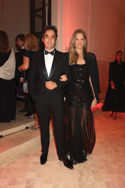 Sebastián Bagó y Roxana Zarecki, en la entrada de la mansión que, en su origen, fue la entrada de carruajes que conducía al foyer.