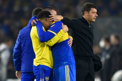 Sebastián Battaglia consuela a sus jugadores tras caer por penales ante Corinthians en los octavos de final de la Copa Libertadores. Esa derrota selló su destino