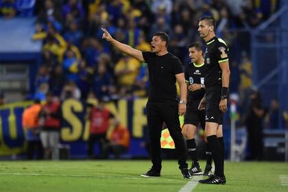 Sebastian Battaglia da indicaciones al borde del campo de juego en el encuentro frente a Rosario Central en el Amalfitani.