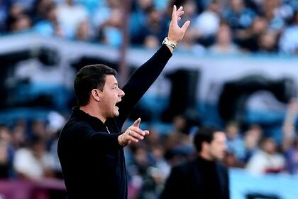 Sebastián Battaglia da indicaciones durante el partido entre Boca y Racing, por las semifinales de la Copa de la Superliga; el conjunto xeneize se impuso por penales y está en la final