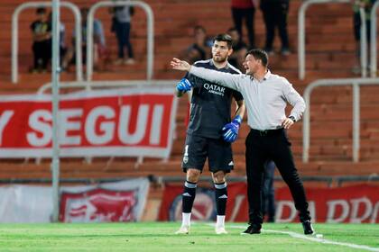 Sebastián Battaglia habla con Agustín Rossi, la figura de la semifinal en Mendoza.