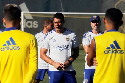 Sebastian Battaglia habla con el plantel de Boca en Ezeiza
(Prensa Boca. Foto: Javier Garcia Martino - Photogamma)