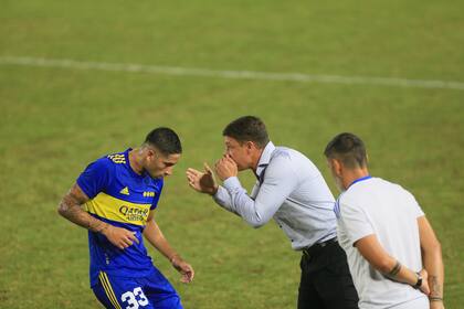 Sebastián Battaglia le da indicaciones a Alan Varela; el DT conoce a la perfección el puesto de N° 5, en el que pretende afirmar al juvenil