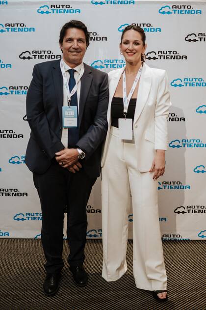Sebastián Beato (presidente ACARA) junto a Florencia Gioria (CEO RunOne)