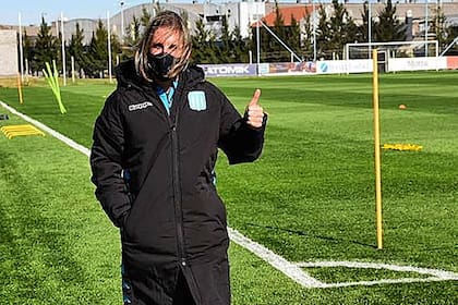 Sebastián Beccacece, DT de Racing, con barbijo y controlando la práctica de los grupos de jugadores desde lejos