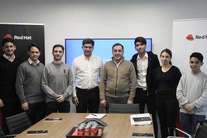 Sebastián Biagini de Red Hat y el ministro de Educación Alejandro Finocchiaro junto a los estudiantes que participan en el programa Campus Puro Código