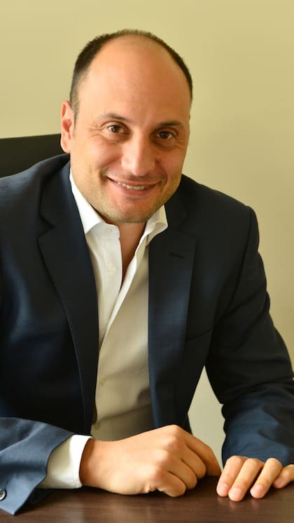 Sebastián Cabello: “La capacidad de monetización de un creador enfrenta aquí un incentivo para buscar audiencias foráneas que a la vez dependen de las ponderaciones de los algoritmos. Evidentemente, a pesar de la masificación y globalidad de Internet, la situación coyuntural económica resulta un condicionante o barrera estructural para la remuneración y posibilidades de los creadores”