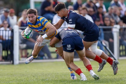 Sebastián Cancelliere es tackleado por Agustín Lamensa, mientras llega Ignacio Bensadón; Hindú es puntero exclusivo en Buenos Aires, al cabo de cuatro jornadas.