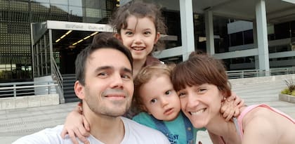 Sebastián con sus hijos Bastián (2) y Elisa (8) y su esposa Georgina.