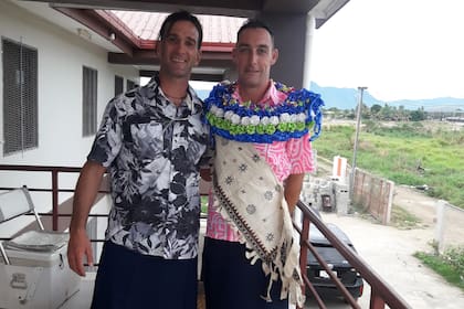 Sebastián, con un amigo francés a punto de casarse con una fiyiana. El marido de Paola es paracaidista y trabaja en el área de turismo.