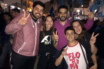 Sebastián Daer, a la izquierda de Mayra Mendoza