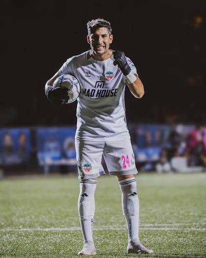 Sebastián D'Angelo en su club, el Miami United, donde ataja y participa de las decisiones