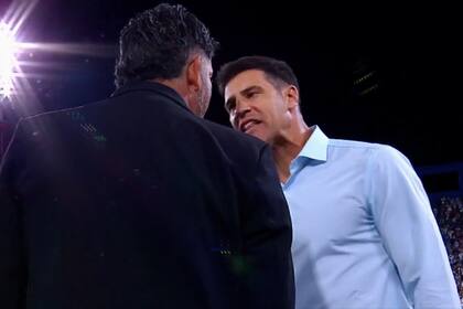 Sebastián Dóminguez, DT de Vélez, increpa a su colega Sergio Gómez, de Platense; partido caliente en Liniers