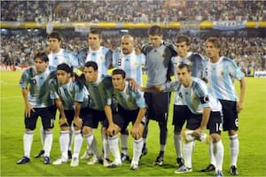 Vendió panchos en Rosario, Maradona lo hizo debutar en la selección y hoy busca una nueva oportunidad como DT