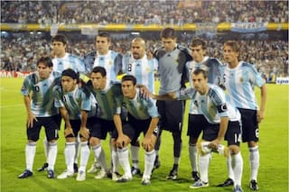 Vendió panchos en Rosario, Maradona lo hizo debutar en la selección y hoy busca una nueva oportunidad como DT