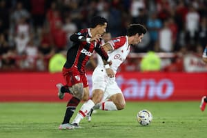 Un momento áspero: el árbitro amonestó a dos jugadores de Huracán y los hinchas cantaron contra Chiqui Tapia