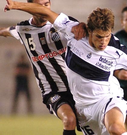 Sebastián Dubarbier, con la camiseta de Gimnasia, periodo en el que guarda un gran recuerdo de Pedro Troglio; estuvo en la temporada 2006/07 / Prensa Gimnasia