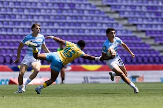 Entró en el segundo tiempo, anotó tres tries y les aseguró a los Pumas 7s el pase a cuartos en Valladolid
