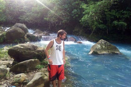 Sebastián en río Celeste.