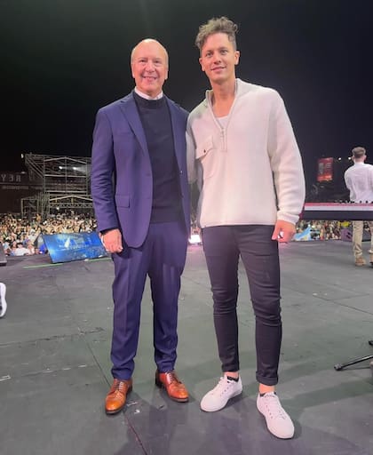 Sebastián Freidzon junto a su padre Claudio, el pastor fundador de la iglesia Rey de Reyes